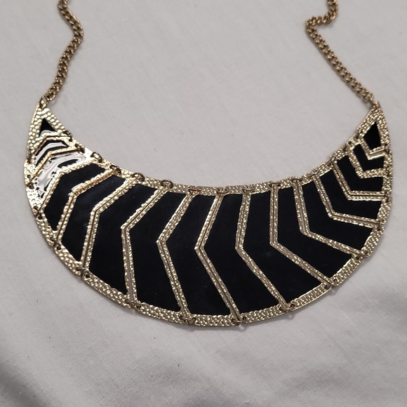 Black and gold coloured segmented necklace. - Picture 2 of 4
